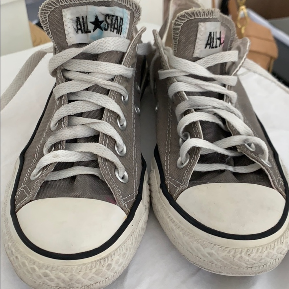 Gray converse size 8